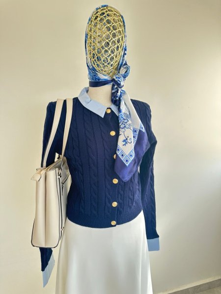 بلوزة بقصة قميص ثقيلة باللون الكحلي